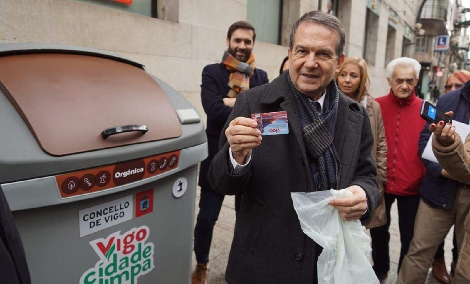 Caballero mostró ayer el funcionamiento de los contenedores.