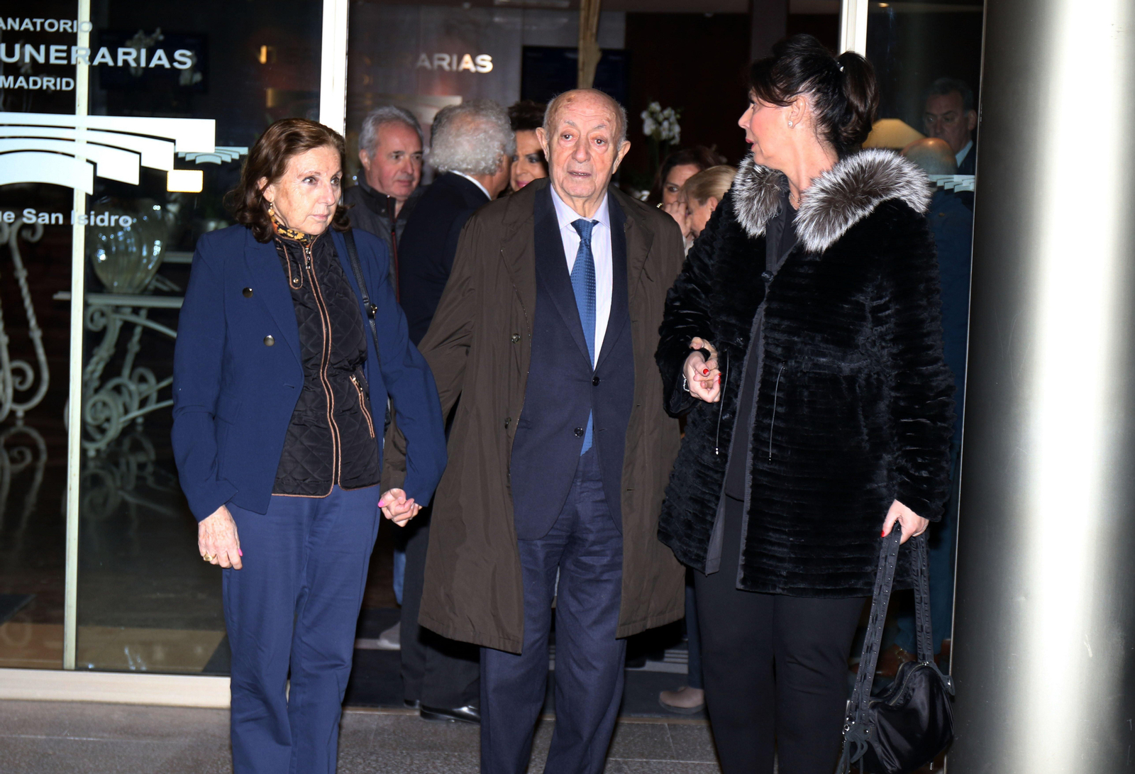 Lucio acude a darle el último adiós a su mujer María del Carmen García en el Tanatorio