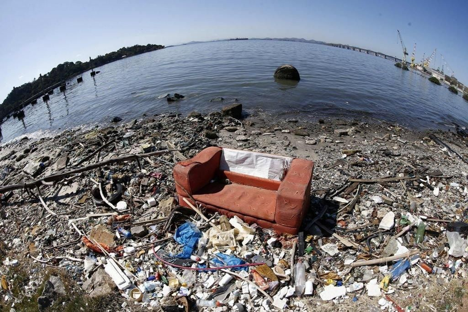 La bahía de Guanabara es un auténtico estercolero de basura en algunas de sus zonas. Los regatistas ya lo saben.