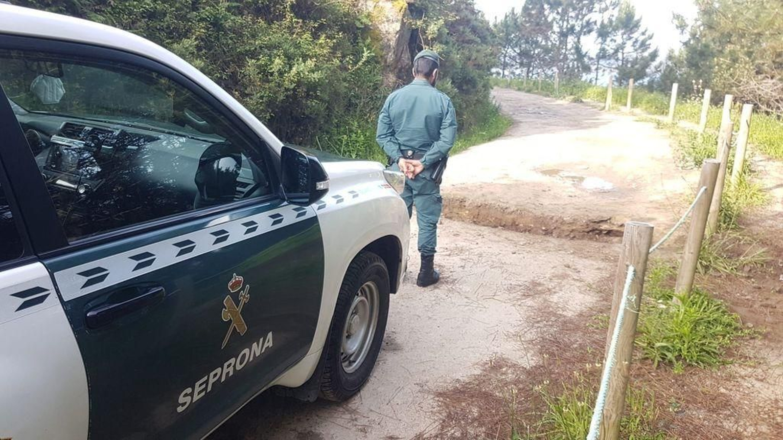 Una zanja en le camino del faro, en Cabo Home, trató de impedir el paso a la Guardia Civil para mediar en el conflicto entre percebeiros y bateeiros.
