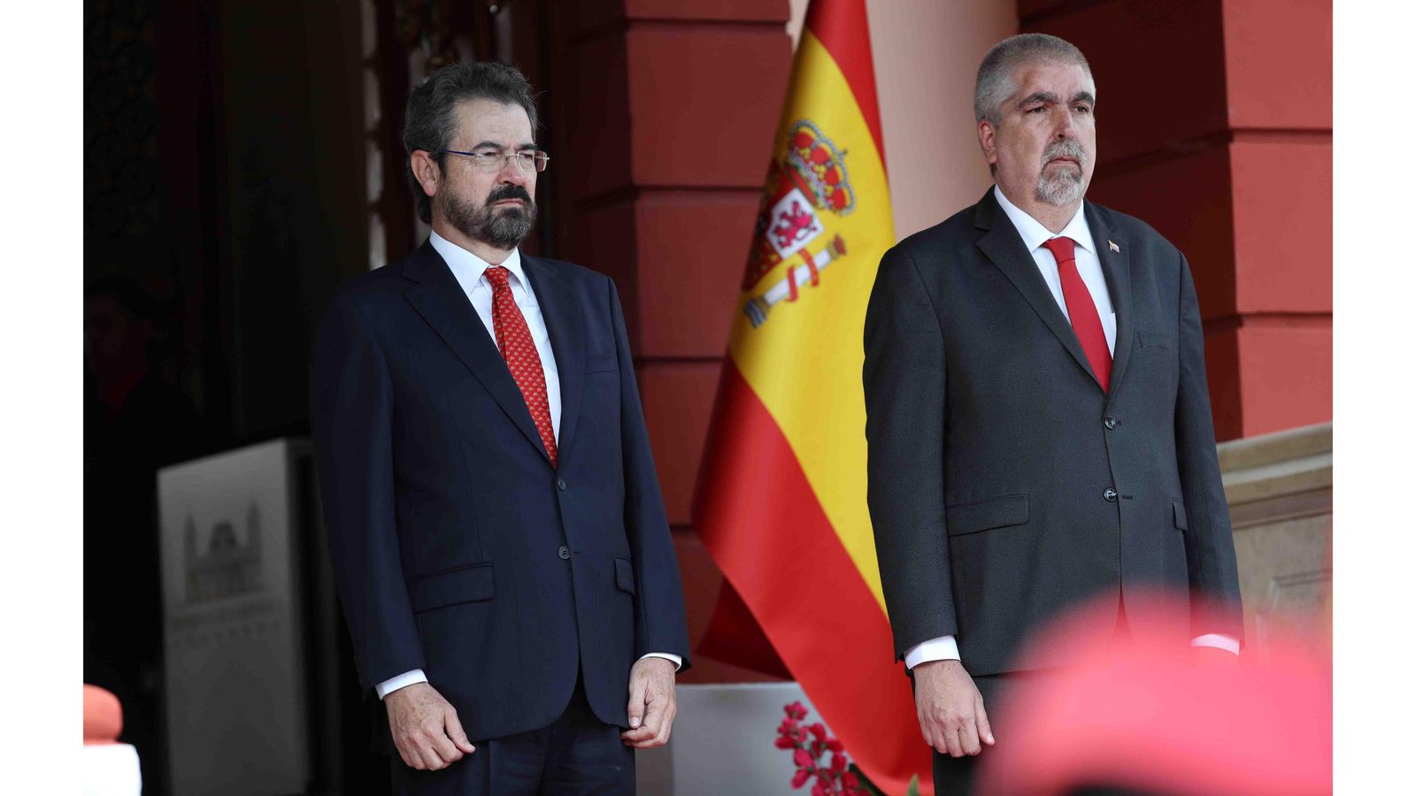 El nuevo embajador de España, Ramón Santos (i), posa junto al viceministro para África, Yuri Pimentel (d), tras una reunión con el presidente de Venezuela, Nicolás Maduro, en la que le entregó al mandatario las cartas credenciales, en Caracas (Venezuela). EFE/ Miguel Gutiérrez