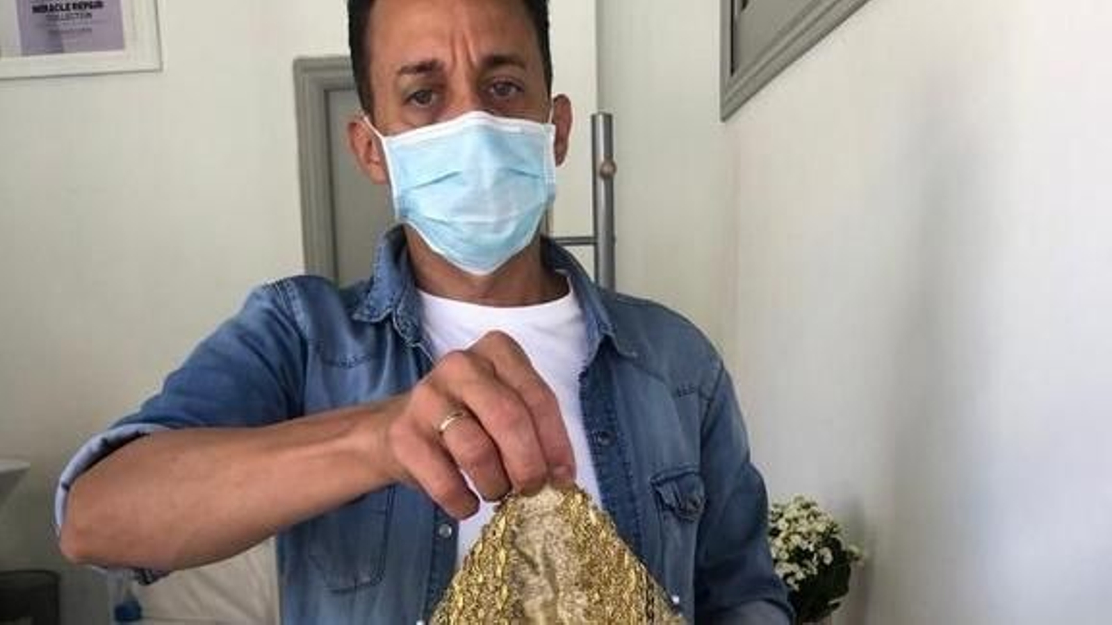 Víctor Rosabal sosteniendo el manto para la Virgen.