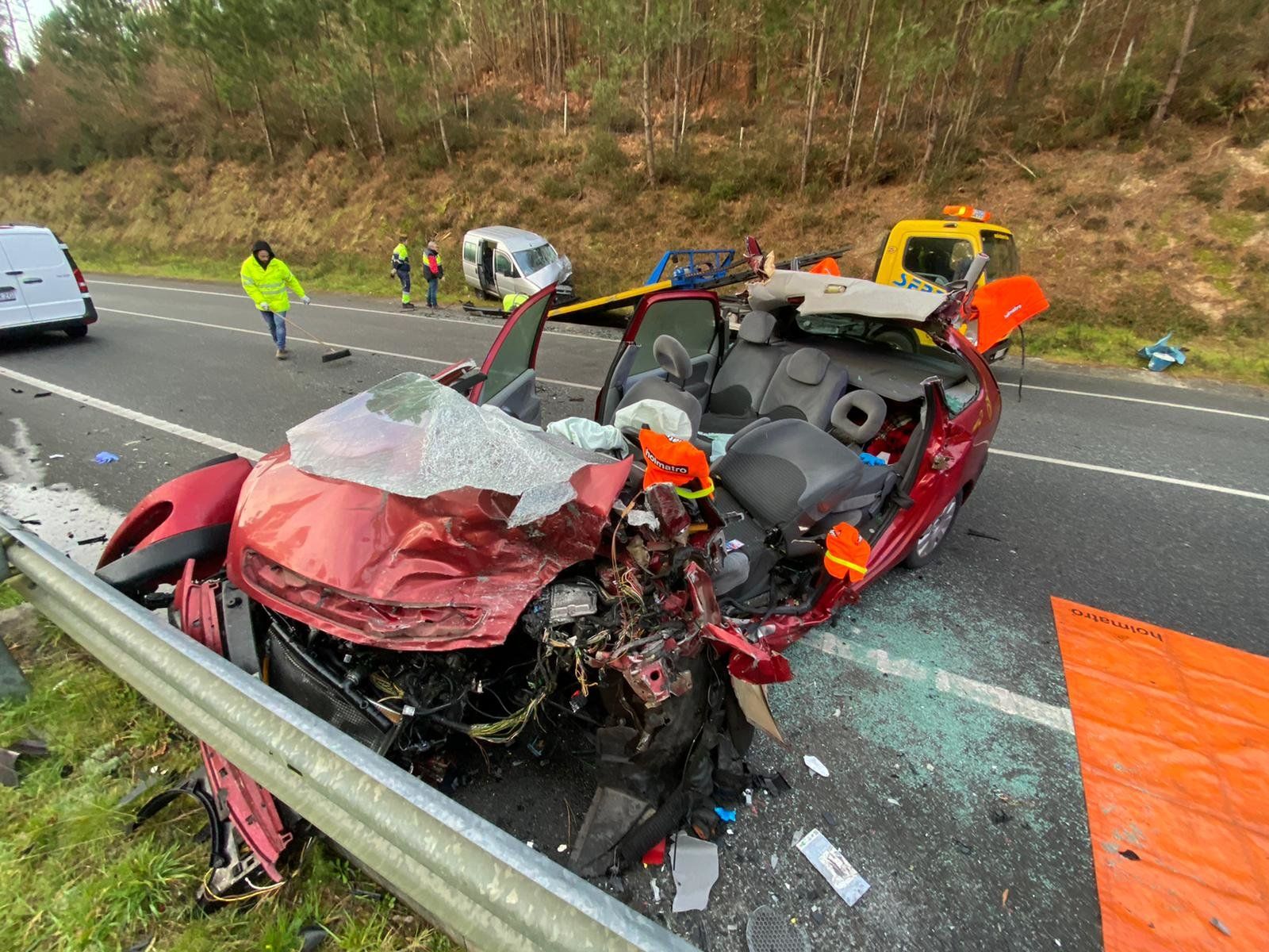 Un muerto y tres heridos graves en una colisión frontal en Caldas de Reis // Alberte