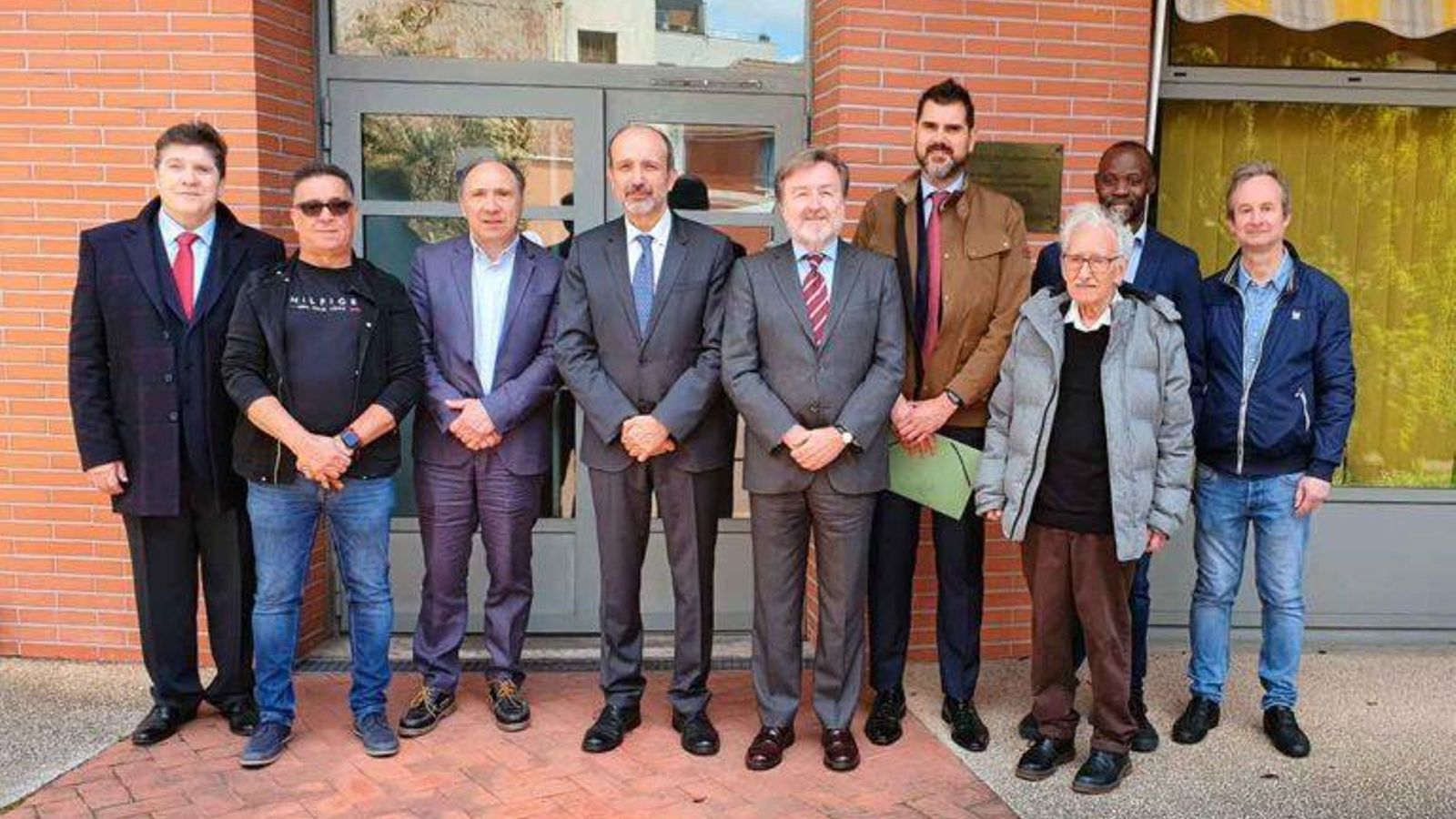 El Cónsul General junto al Embajador de España (4 por la izquierda) Victorio Redondo en la Casa de España durante una visita a la institución.