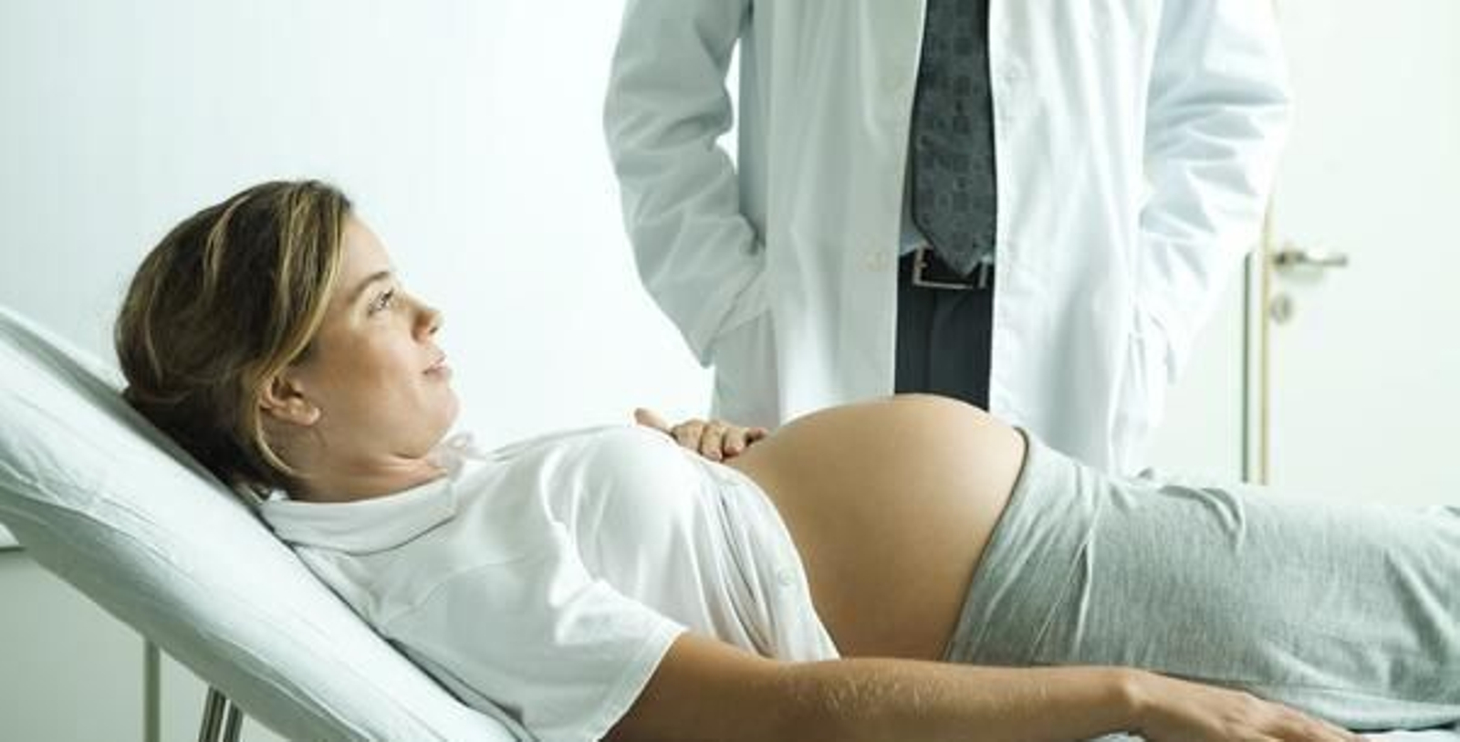 Mujer embarazada acude a una consulta médica. Foto:mujeryhoy.com