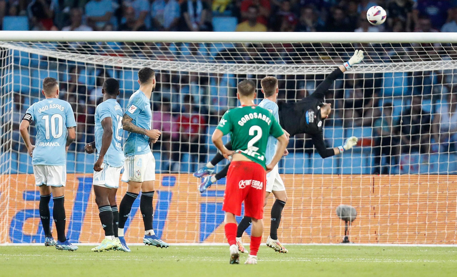 Parada de Iván Villar en el partido entre el Celta y el Alavés en Balaídos.