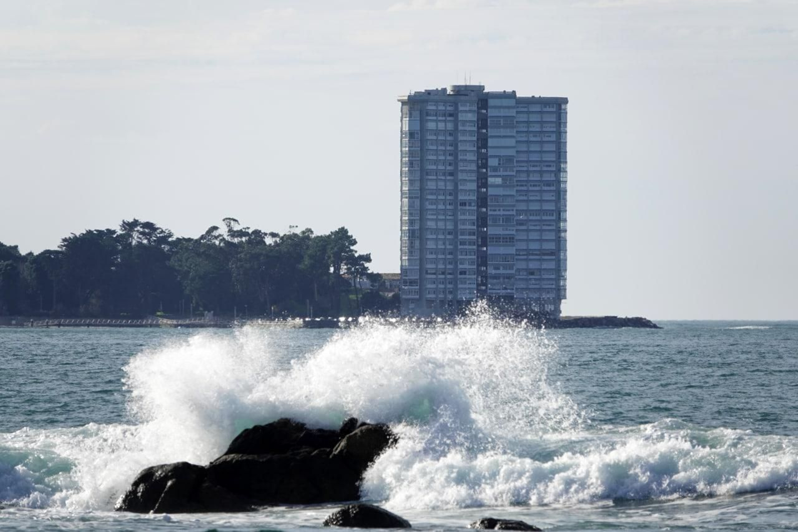 Fin de año con tiempo de verano en Vigo. Playa de Samil. // Vicente Alonso
