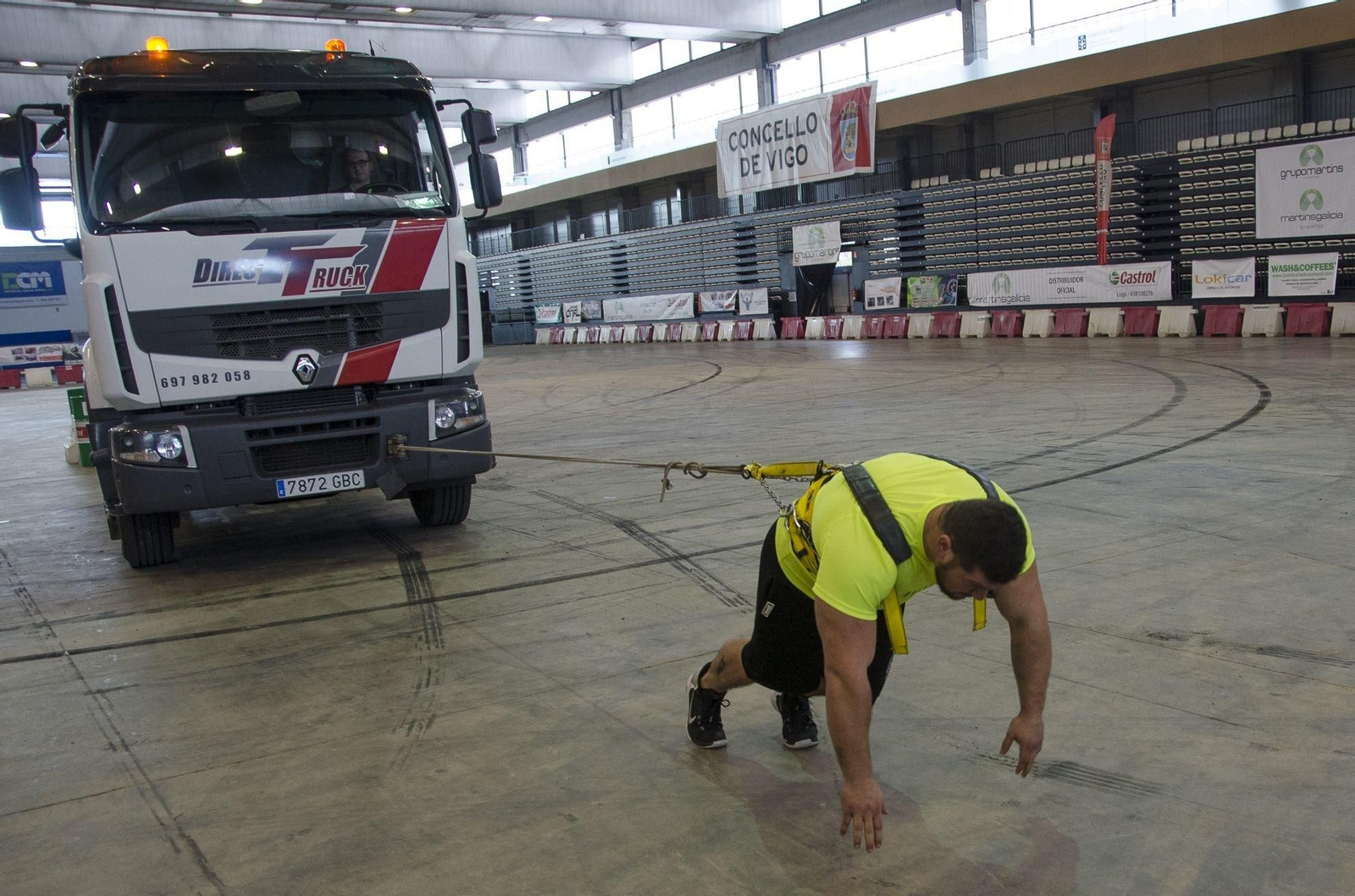 Roberto Rodríguez, el "Strongman" vigués, arrastrño ayer un camión en un alarde de fuerza que abrió el campeonato de Drift.
