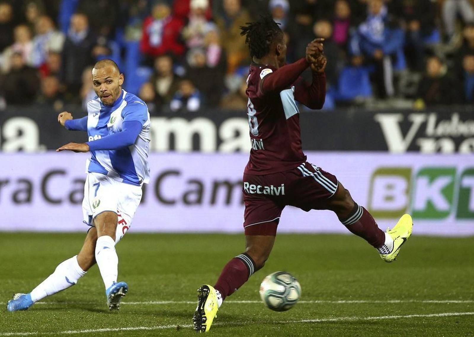 El delantero danés Martin Braithwaite dispara a puerta en el partido de la primera vuelta contra el Celta.