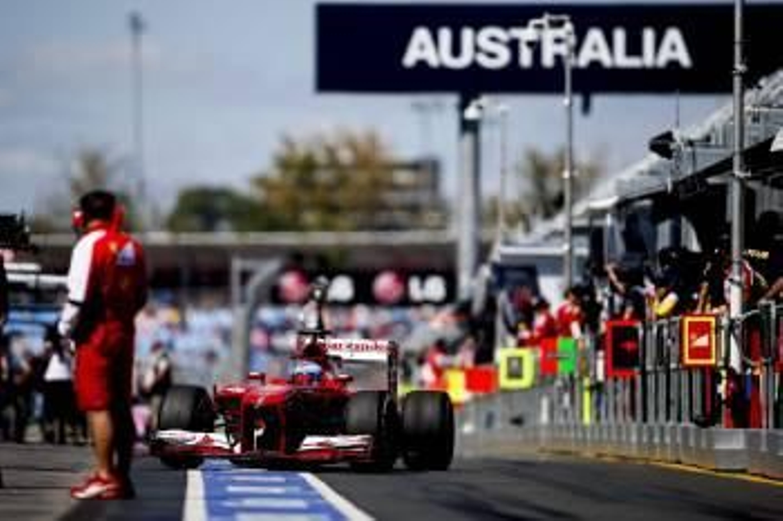 Alonso, ayer en el trazado australiano de Melbourne. (Foto: DIEGO AZUBEL)