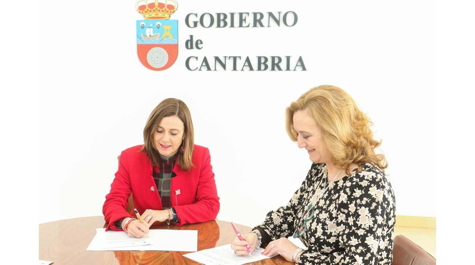 La consejera de Presidencia, Interior, Justicia y Acción Exterior, Paula Fernández, y la presidenta de la Federación de Agrupaciones de Danzas de Cantabria, Carmen Olarreaga, firmando un nuevo convenio de colaboración
