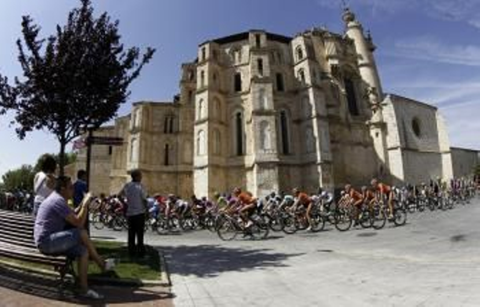 El peloton durante la salida de la decimonovena etapae (Foto: EFE)