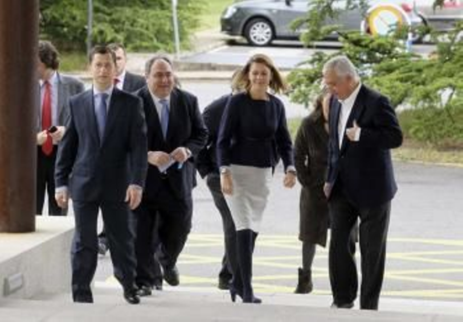 La secretaria general del PP, María Dolores de Cospedal (2d), acompañada del vicesecretario general de Política Autonómica y Local del partido, Javier Arenas.