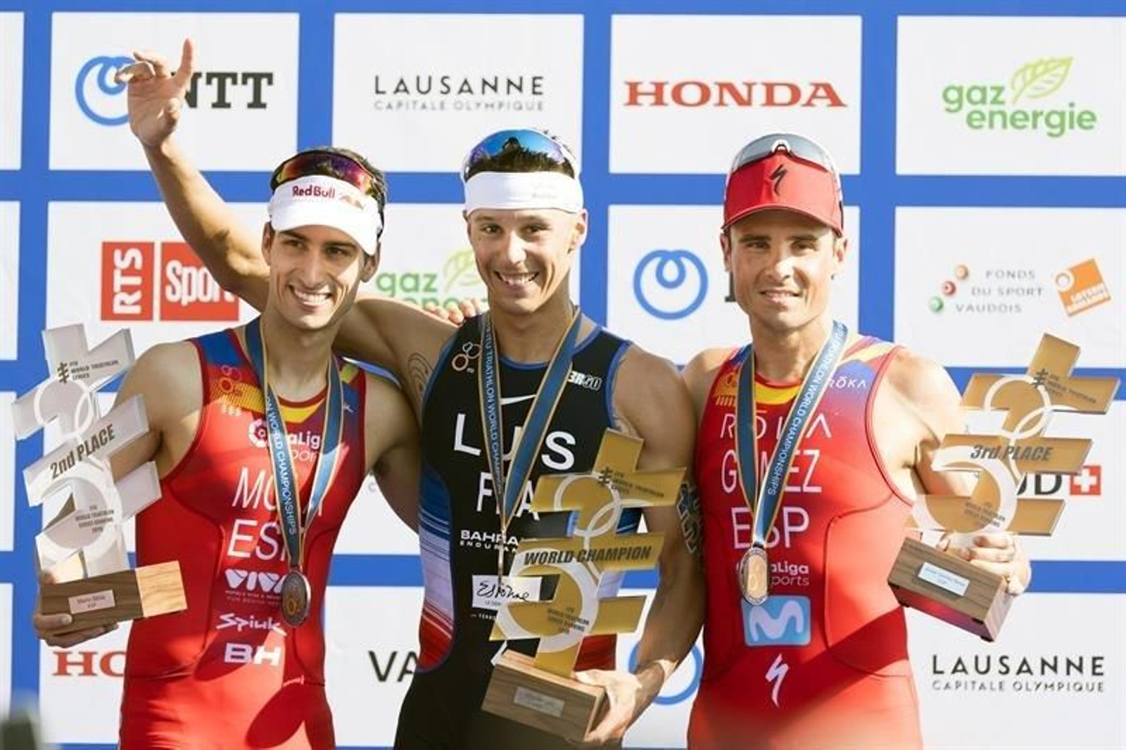 Mario Mola y Javier Gómez Noya con el frances Luis en el centro