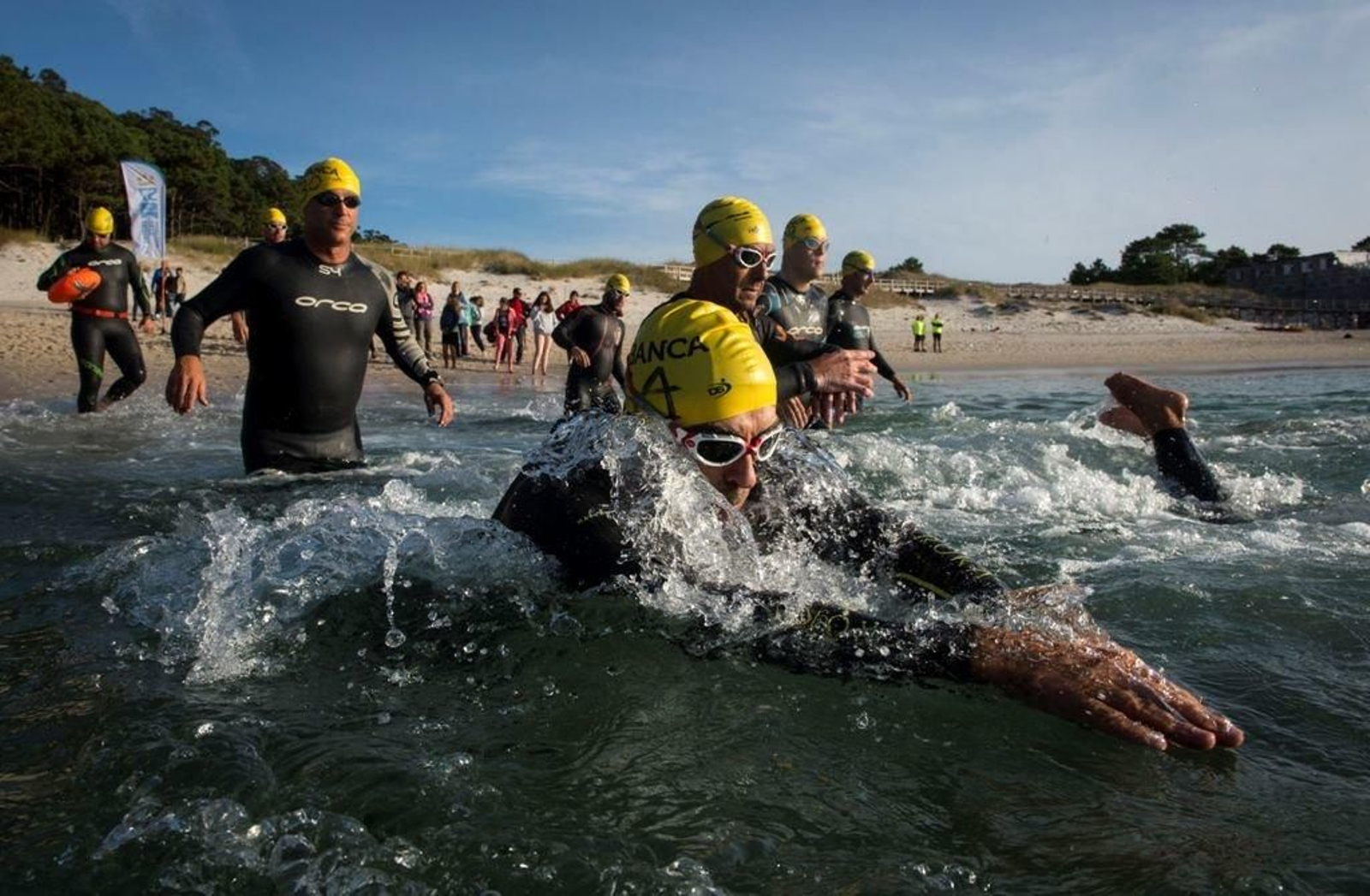 La segunda prueba de la Triple Corona Illas Atlánticas comenzó a primera hora de la mañana de ayer en la playa de Rodas, en las Cíes.