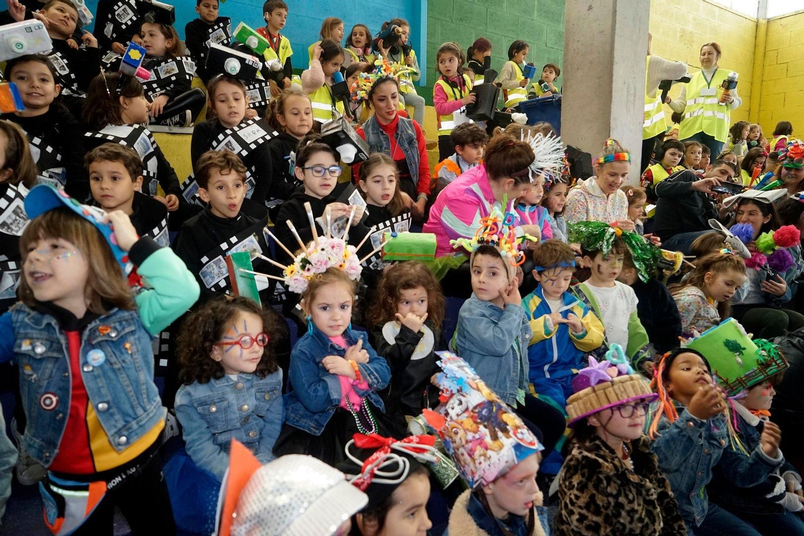 Niños disfrazados por el Entroido en el CEIP Seis do Nadal.