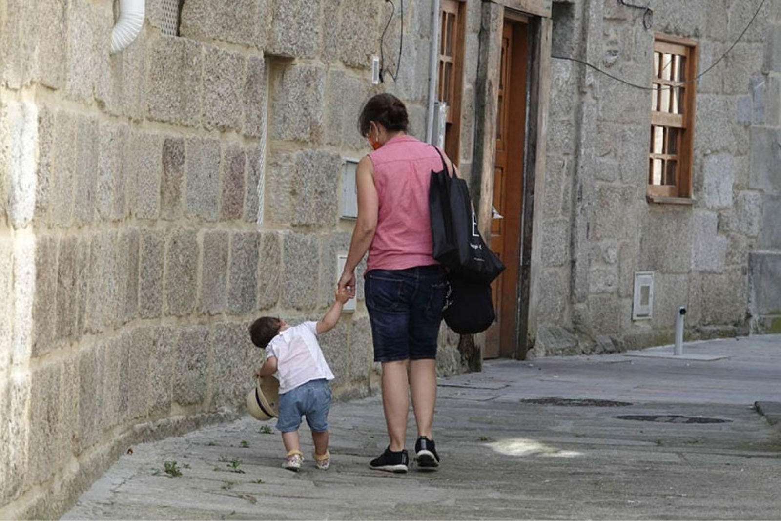 Una madre viguesa con su niño por la calle.