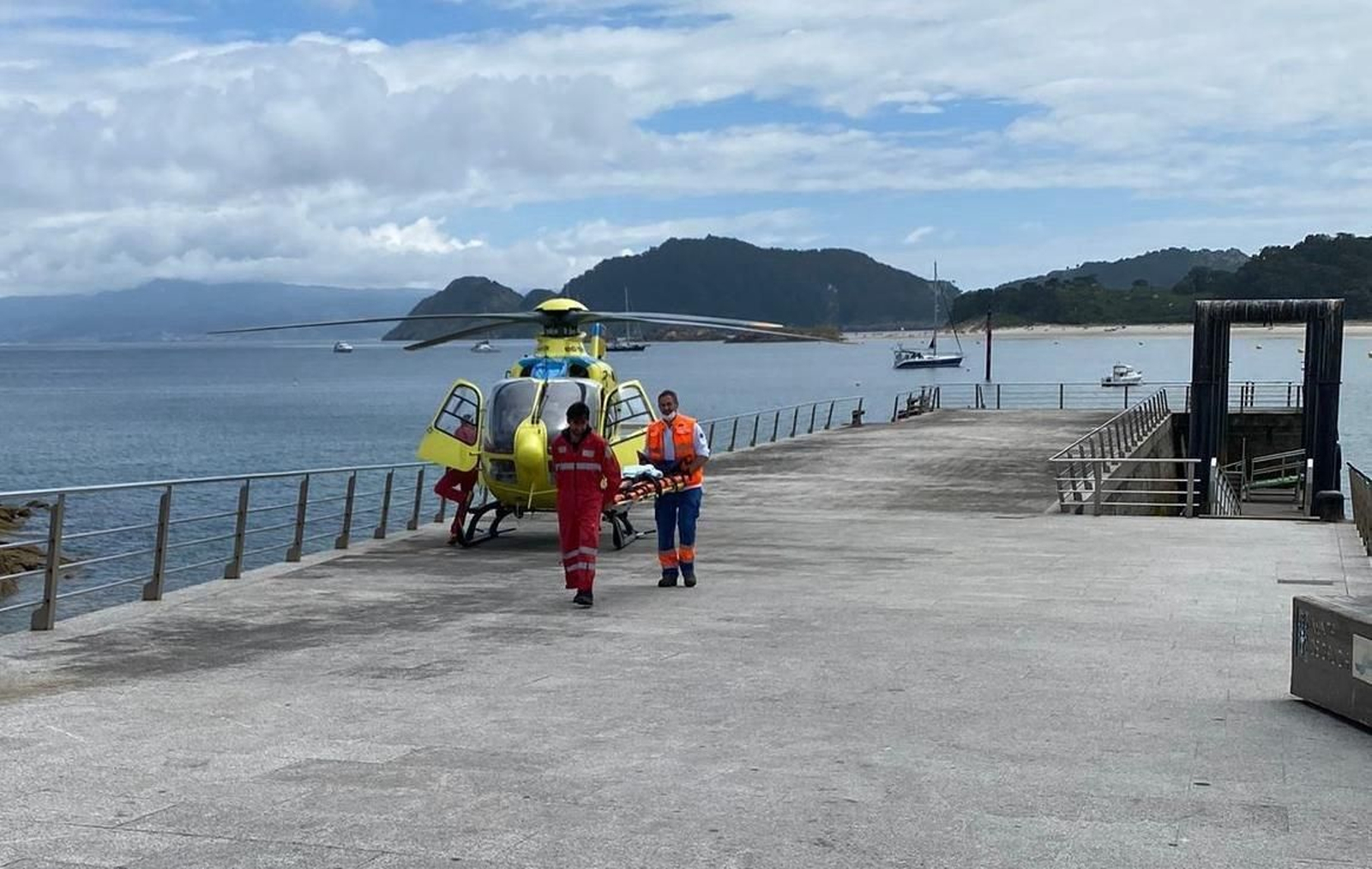 Evacuación de un visitante en Cíes.