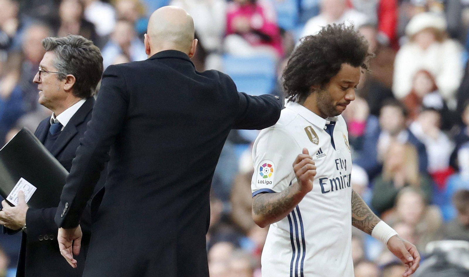 Zinedine Zidane consuela a Marcelo tras ser sustituido el pasado sábado por lesión.