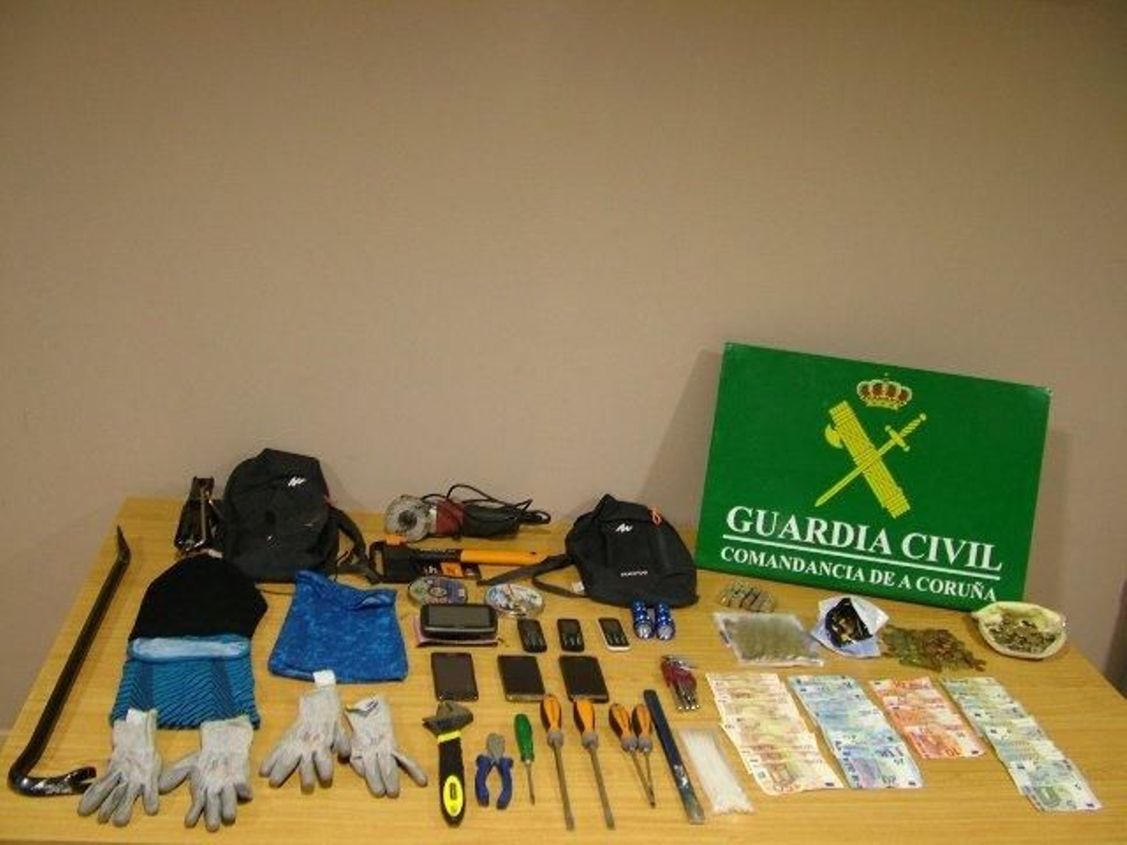 Efectos incautados a los cuatro detenidos por la Guardia Civil en la localidad coruñesa de Noia.