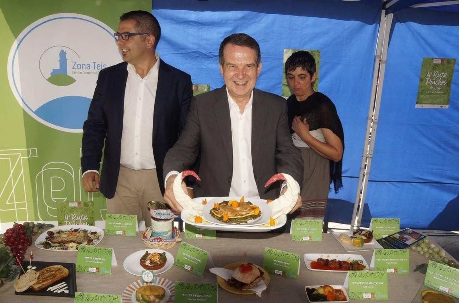 El alcalde Abel Caballero degustó ayer las tapas del concuro que se celebra en Teis.