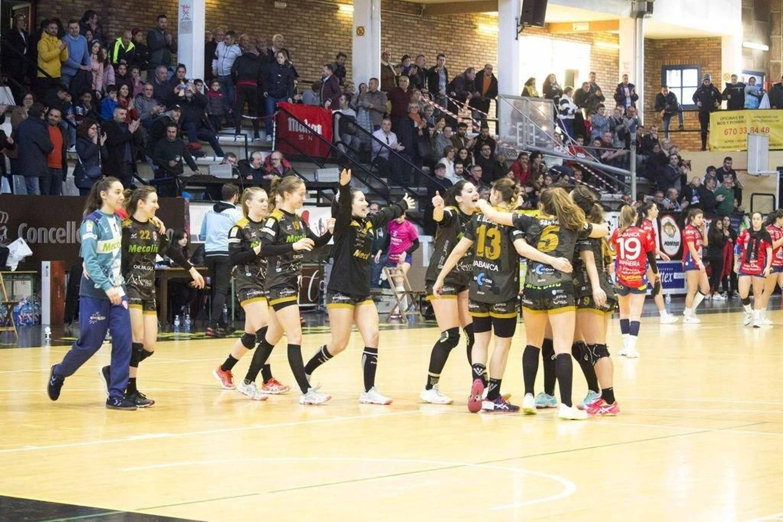 La jugadoras del Guardés celebran su victoria en el Municipal porriñés.