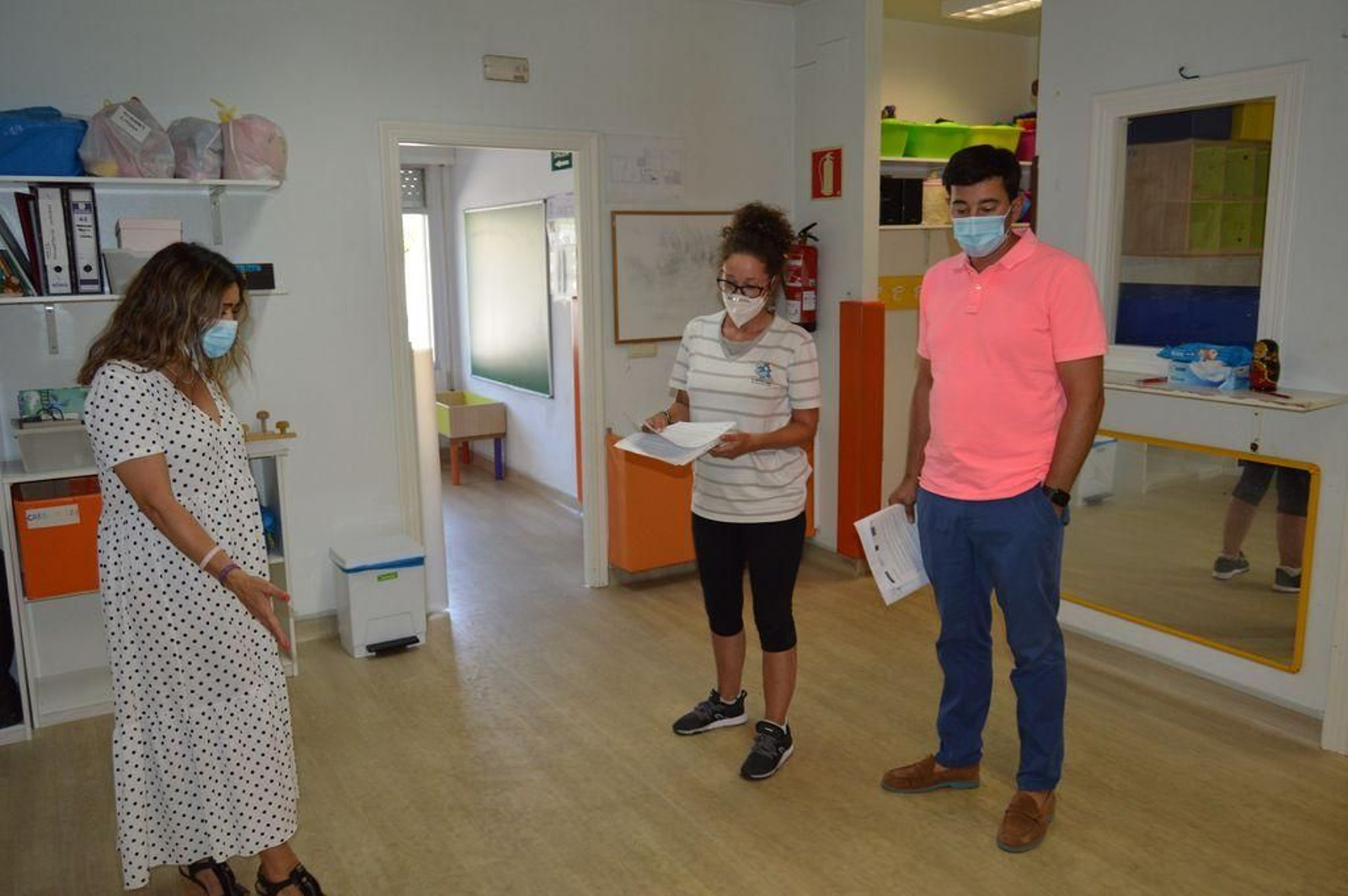 Cebreiro (izq), y Camilo Augusto, ayer, en una escuela.