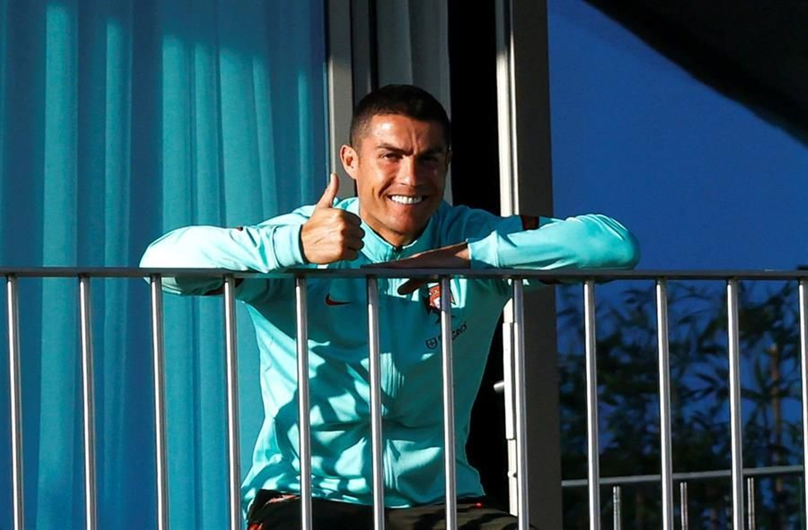 Cristiano sigue el entrenamiento de Portugal desde su habitación.