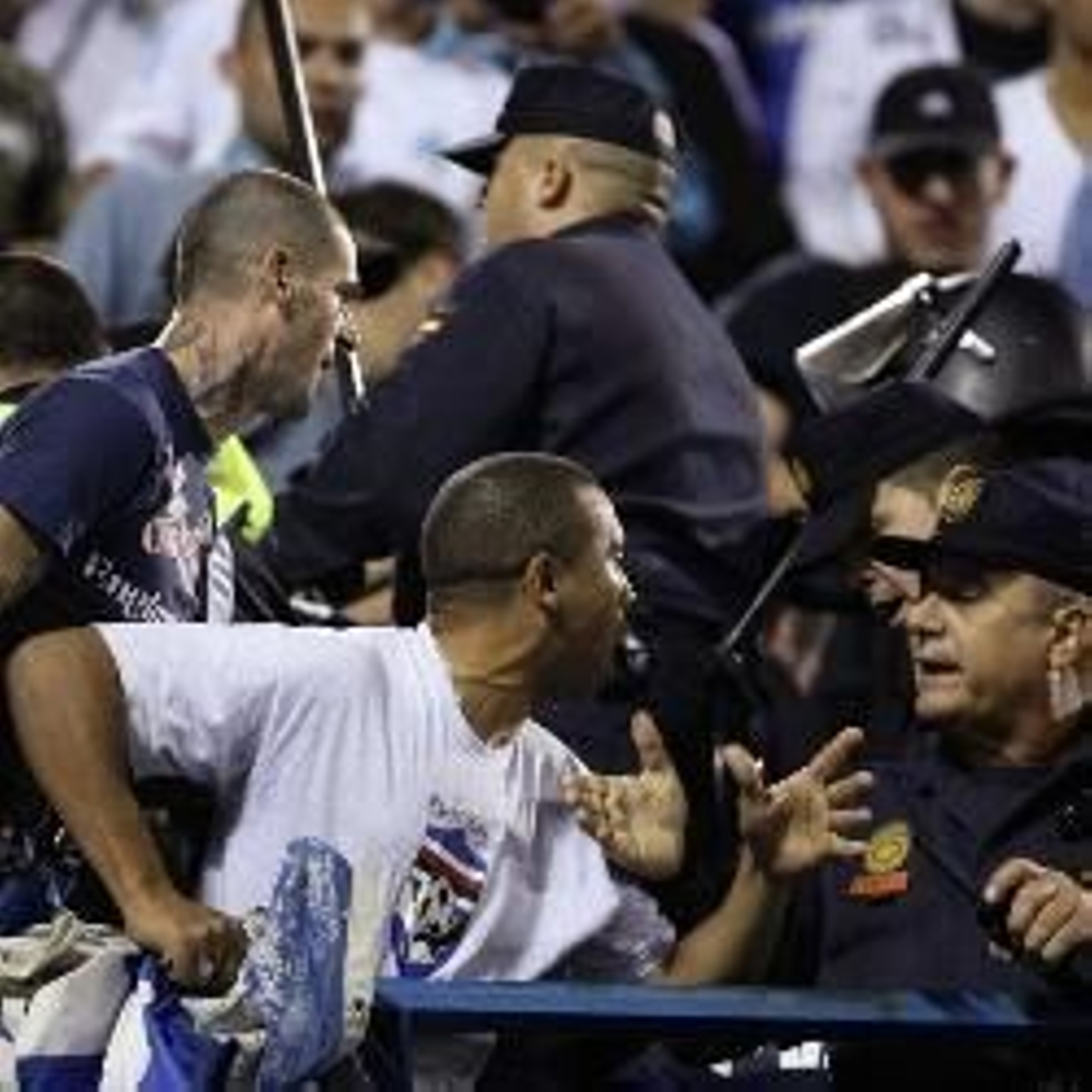 Un momento de los altercados, durante el encuentro entre el Olympique y el Atlético. (Foto: Archivo)