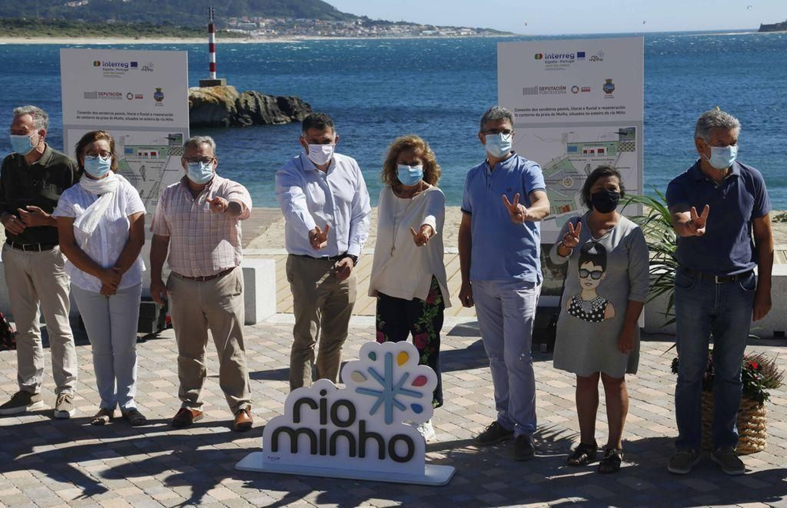 Un momento del acto que tuvo lugar ayer en los accesos a la playa de O Muíño en Camposancos.