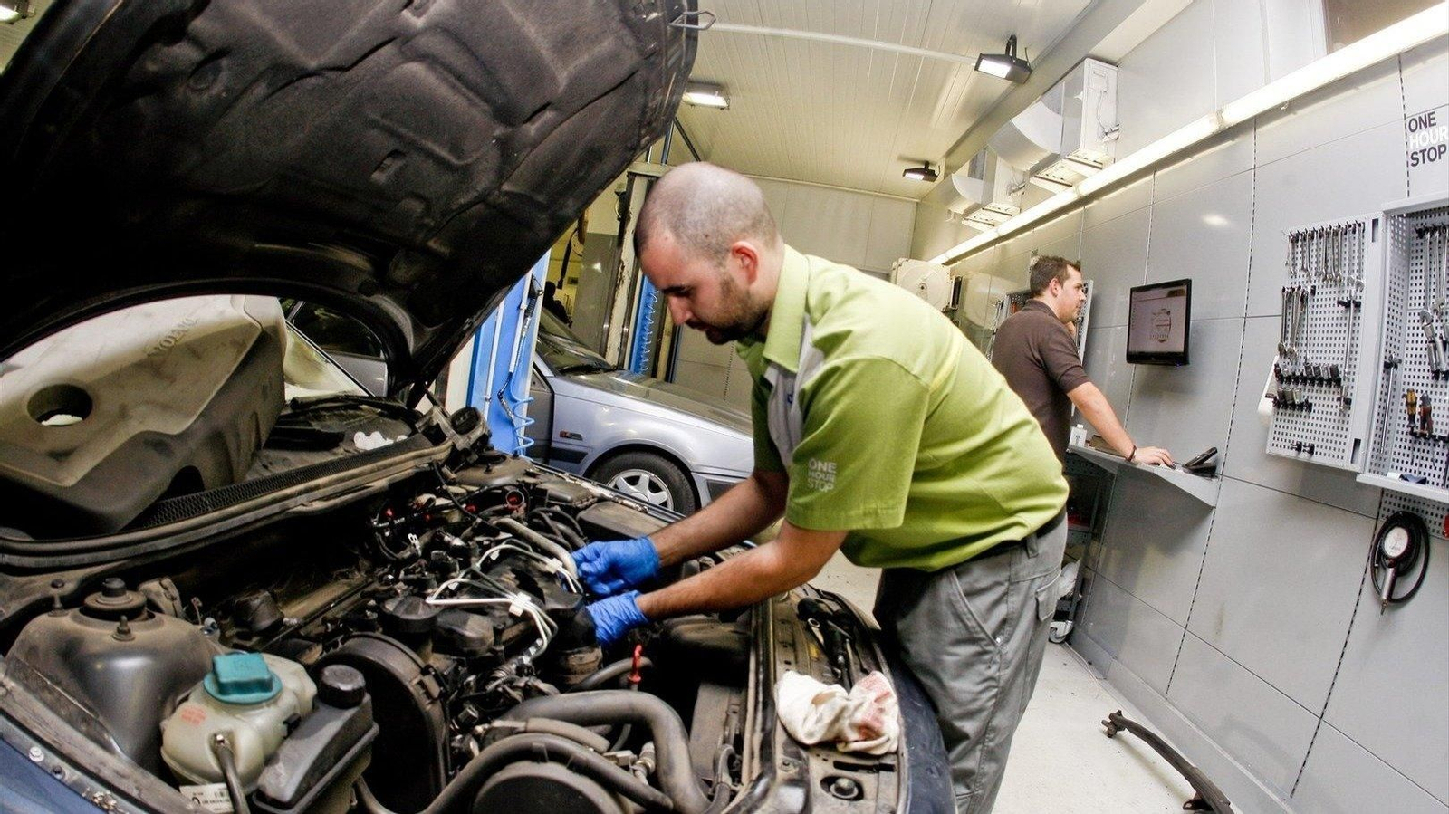 Un mecánico trabaja en un taller. // E.P.