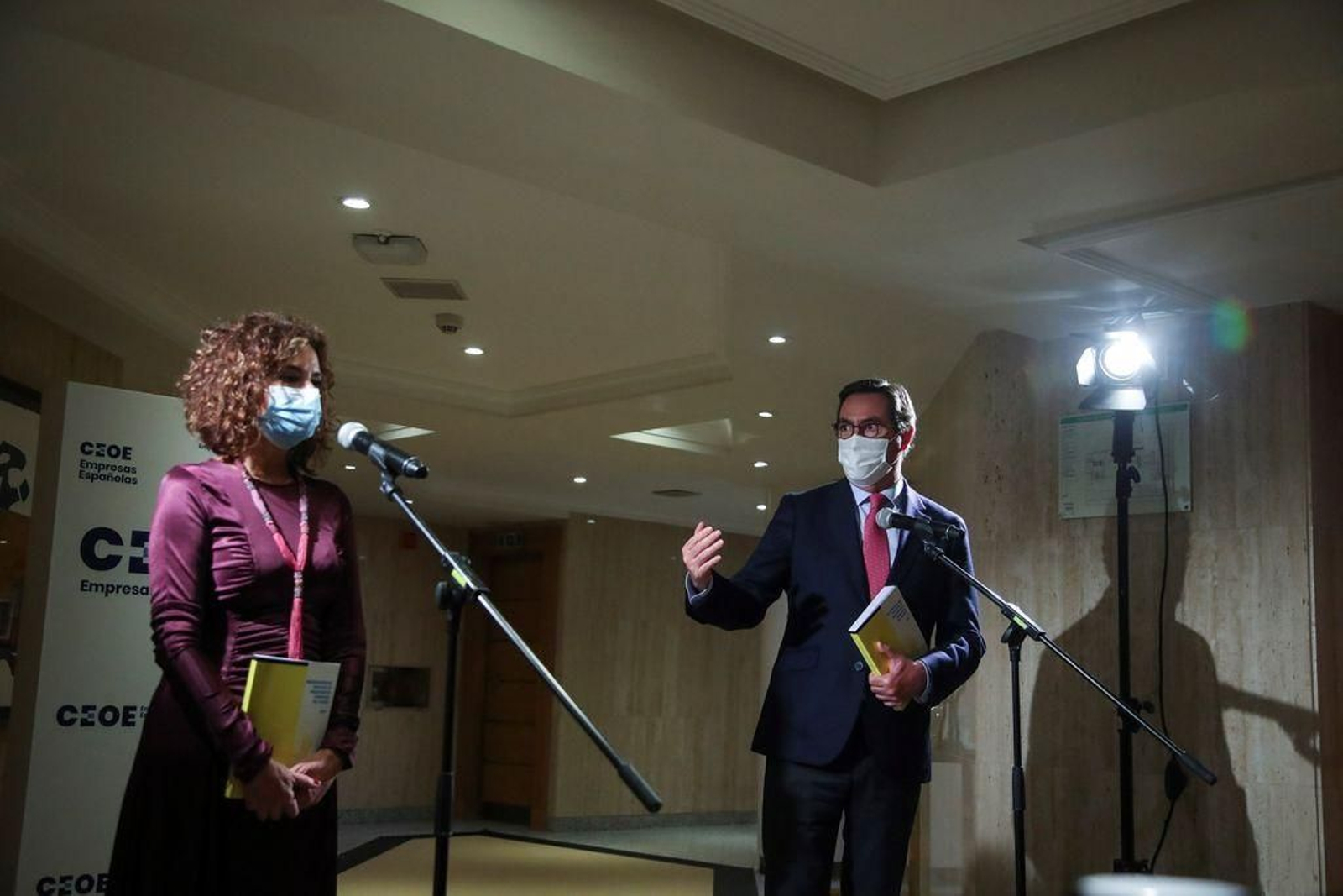 La ministra de Hacienda, María Jesús Montero, con el presidente de la CEOE, Antonio Garamendi.