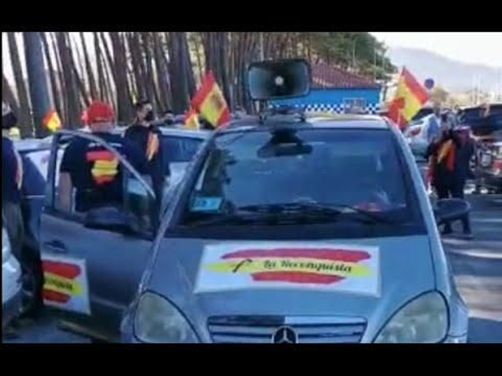 Una veintena de vehículos protagonizan en Vigo una caravana por España y en contra del Gobierno