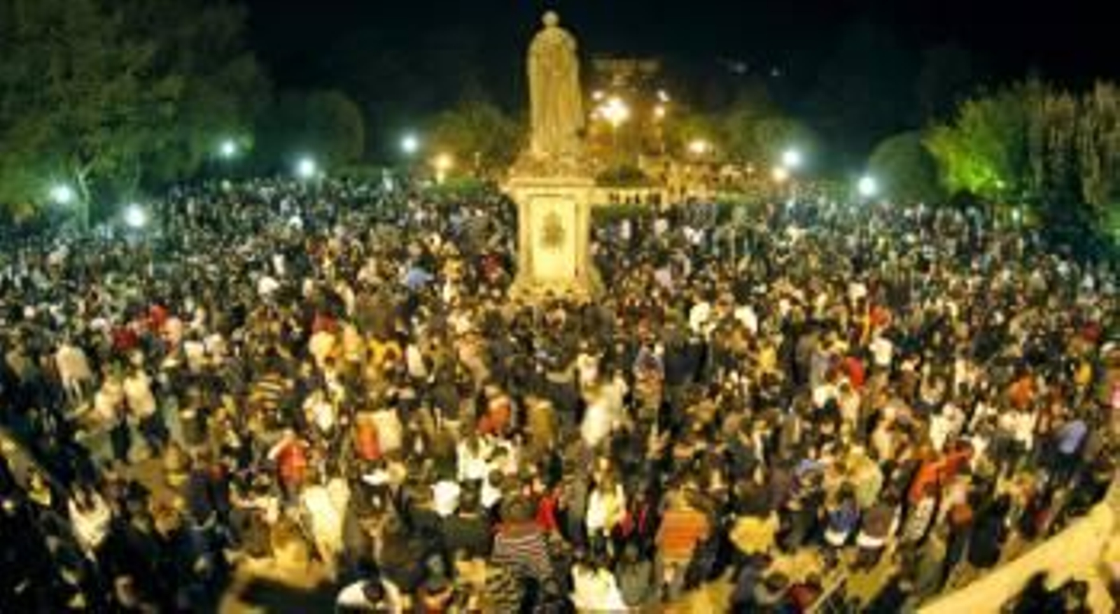 Botellón en el campus sur de la Universidad de Santiago de Compostela. (Foto: ARCHIVO)