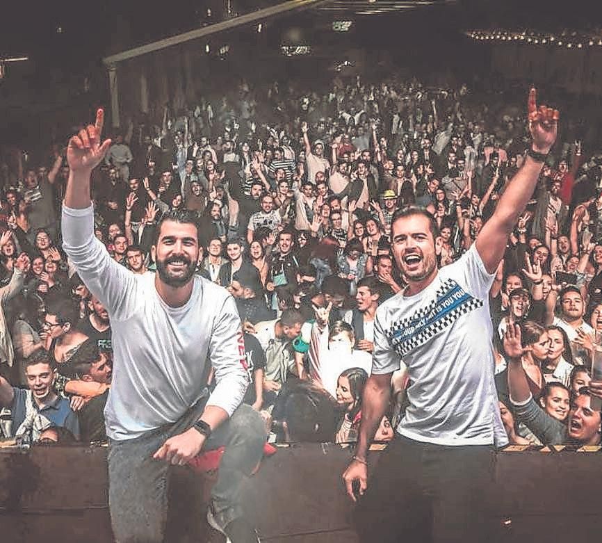 Pau D'Afonso (derecha) junto a su compañero André Vazquez el pasado sábado en Santa Comba.