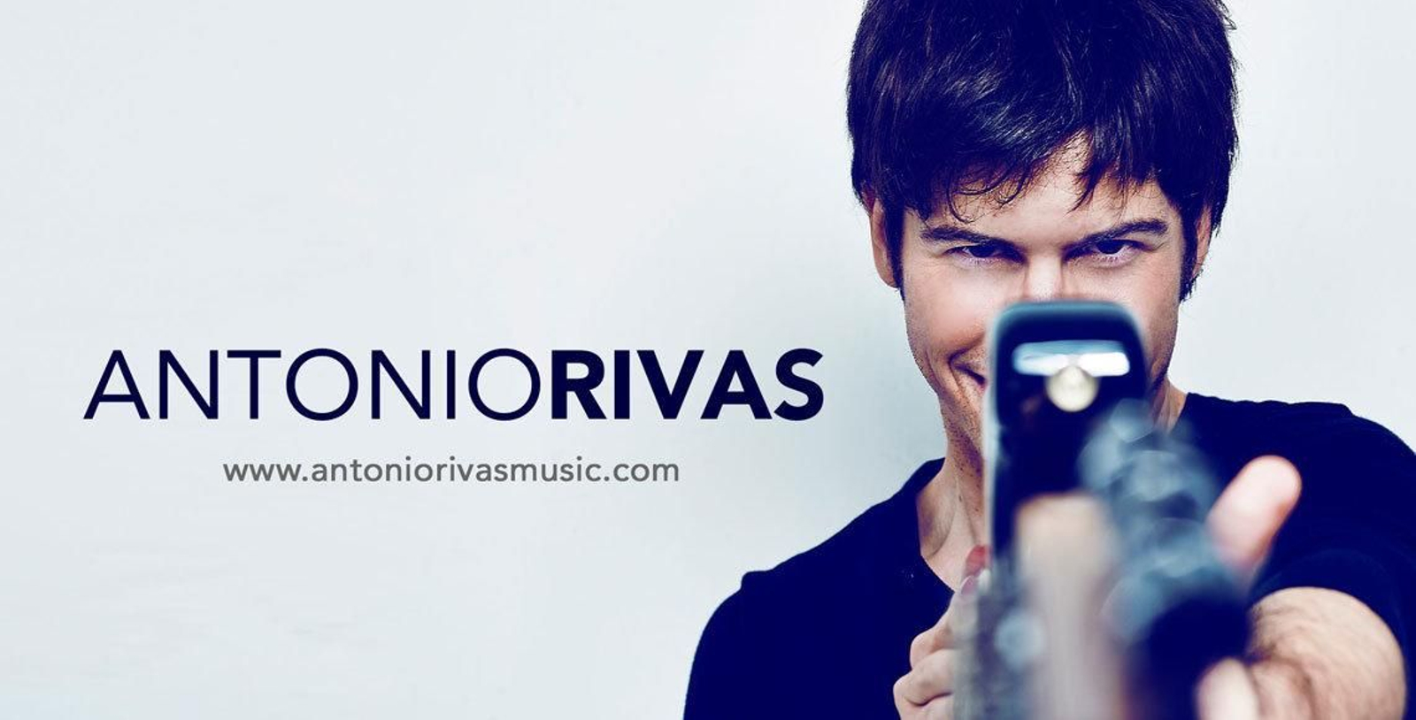 El joven músico compostelano Antonio Rivas ha logrado el puesto número uno en el canal de ventas iTunes con el sencillo "Por ahí".