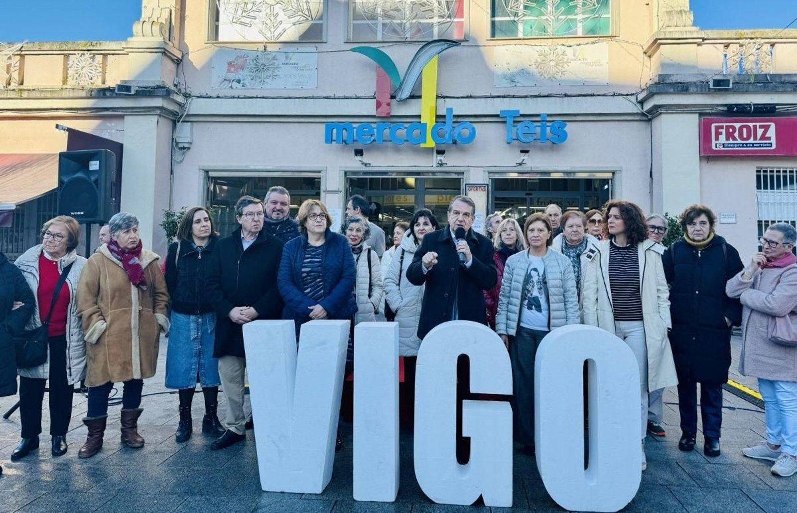 Caballero, con Carlos Font, Elena Espinosa y Leticia Gallego durante el acto de precampaña ayer en Teis.