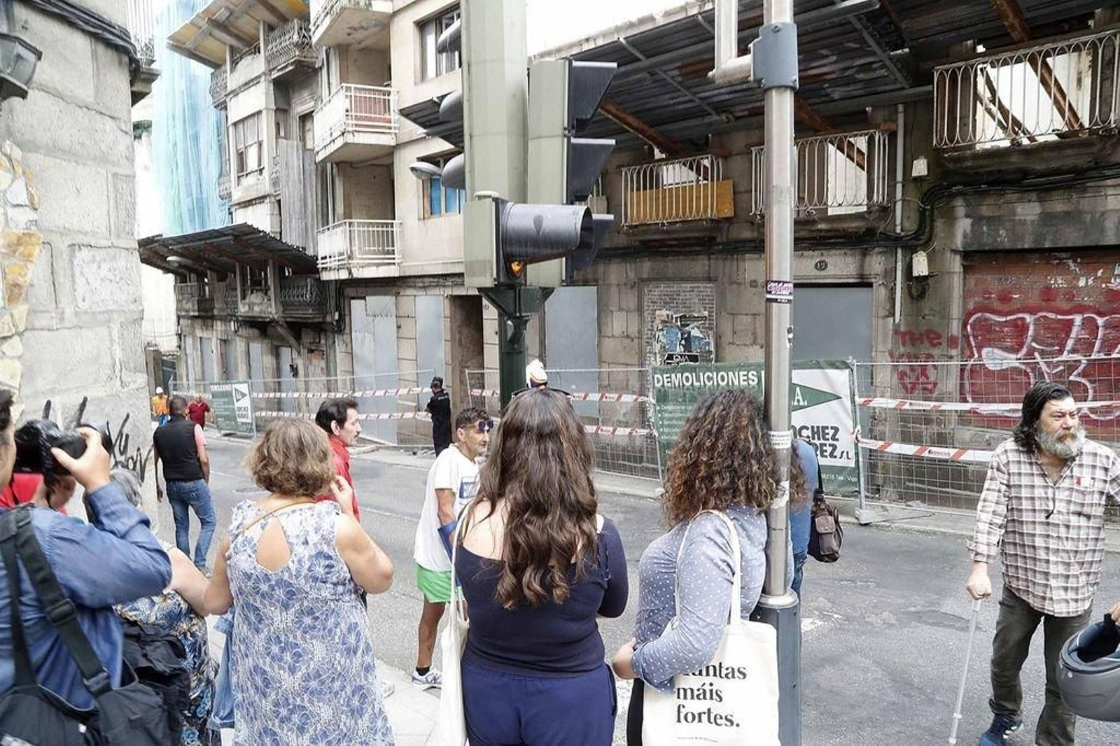 La Policía Nacional ejecutó el desalojo de 13 okupas de una vivienda de la calle Llorente.