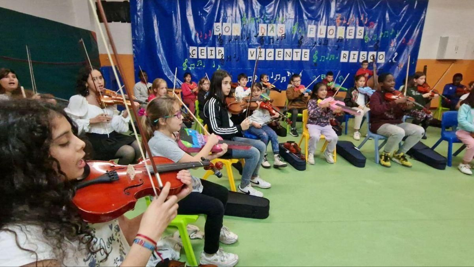 Jóvenes integrantes de la orquesta Son das Flores, ayer a punto de realizar una actuación.