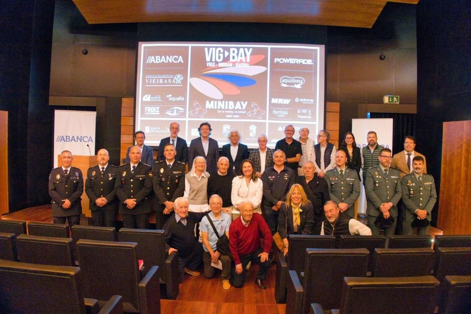 Fotografía de grupo del acto de presentación de la Vig-Bay realizado ayer en Abanca.