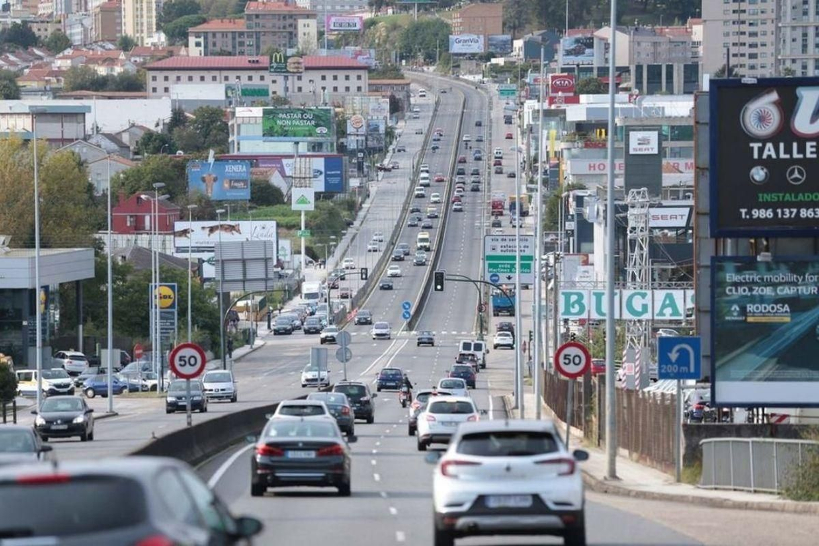 Vehículos entrando y saliendo de Vigo a través de la Avenida de Madrid.