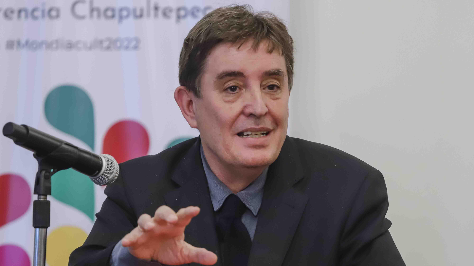 El poeta español Luis García Montero en la ponencia "Salvar la poesía, salvar al mundo", en el Complejo Cultural Los Pinos, en la Ciudad de México (México). EFE/Isaac Esquivel