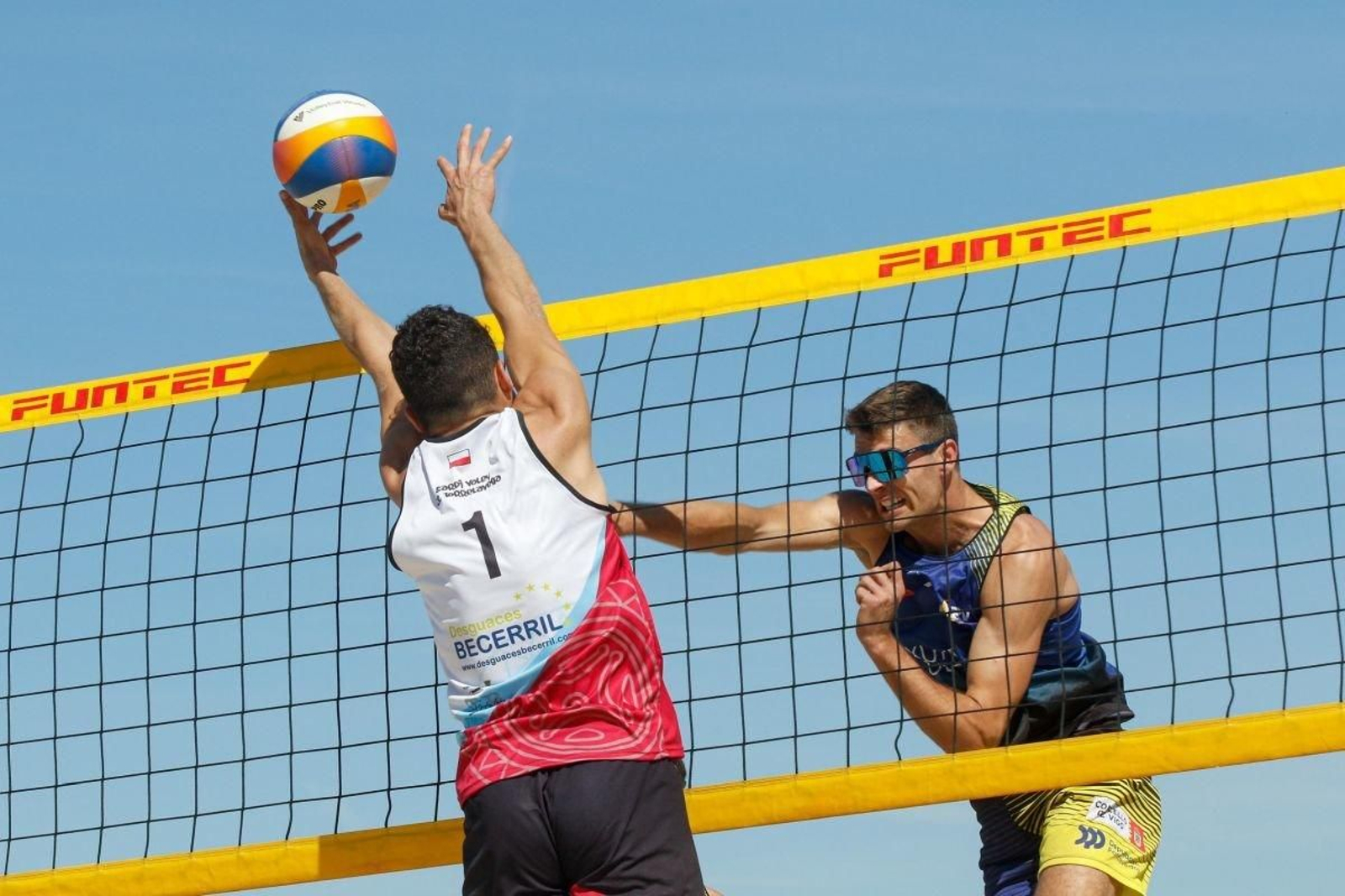 Las parejas del equipo olívico lo dieron todo durante la soleada mañana de ayer en el arenal vigués.
