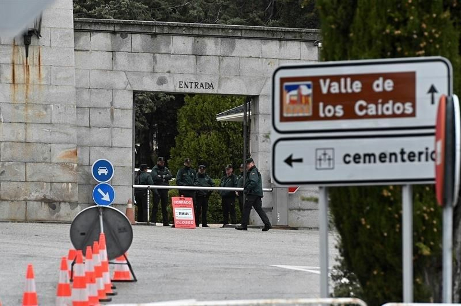Vista varios dos guardias civiles a la entrada de el Valle de los Caídos