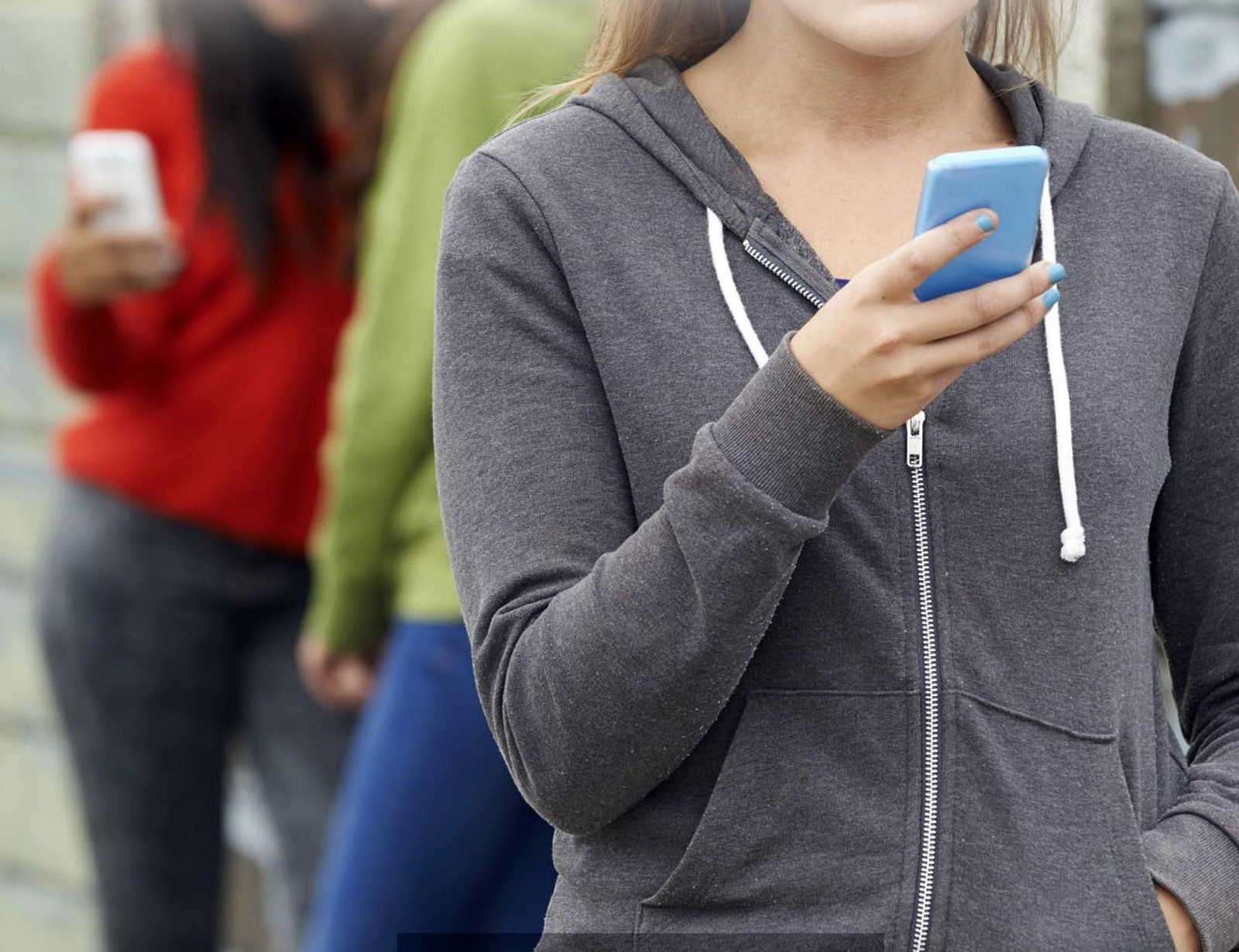 El "cyberbullyng" se da principalmente en España a través del móviles y entre compañeros de clase.