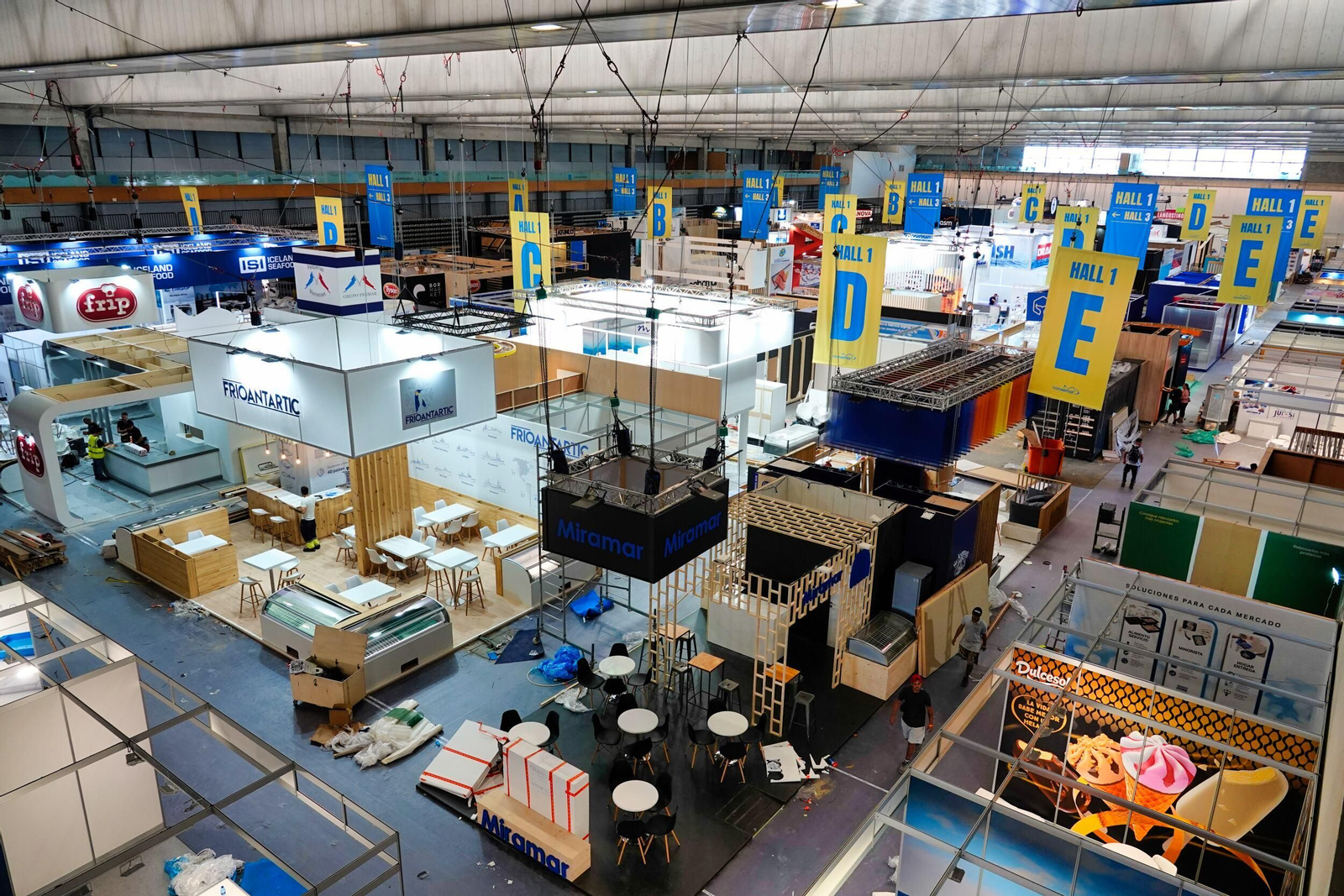 Montaje de la feria de Conxemar en el Ifevi.