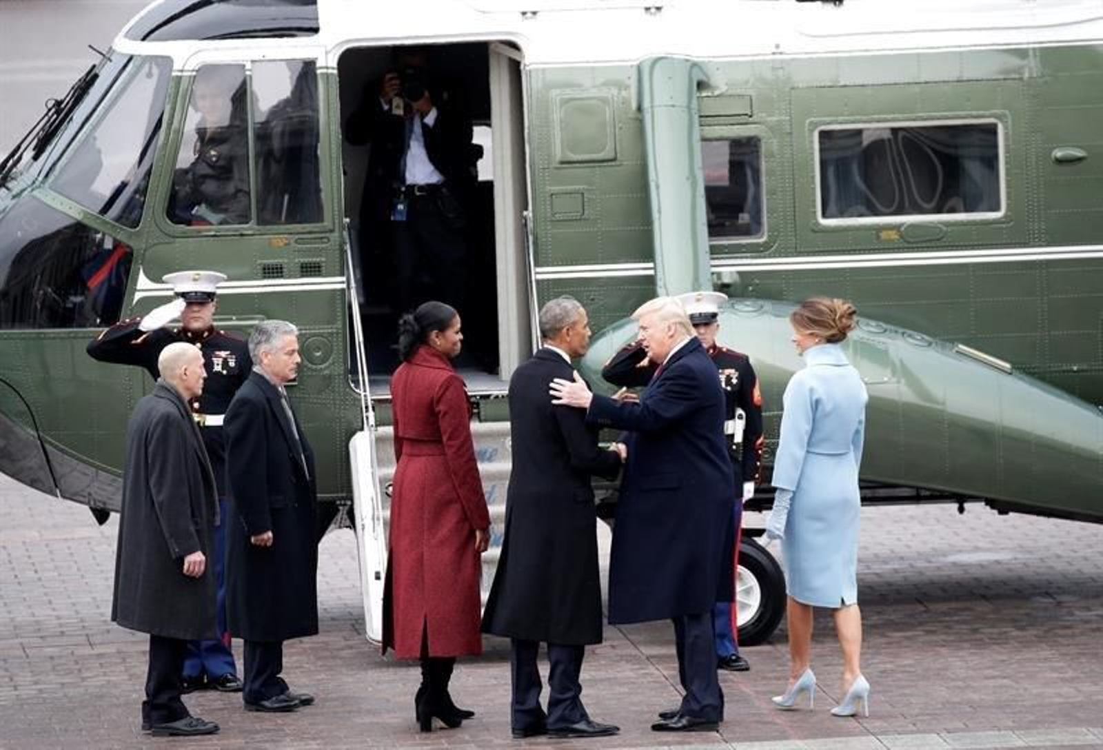 El expresidente estadounidense, Barack Obama (c), su esposa Michelle Obama (3-i), es acompañado por el presidente de Estados Unidos, Donald J. Trump (2-d), y la primera dama estadounidense, Melania Trump (d)