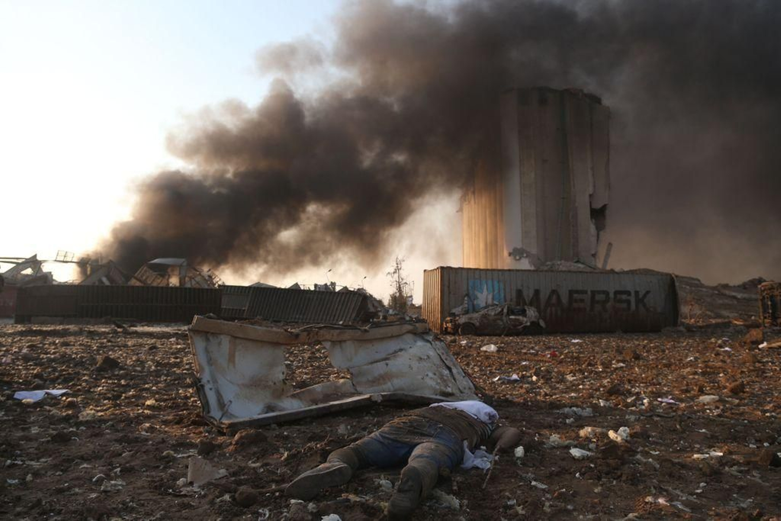 Cuerpos de personas aparecían esparcidos por la zona.