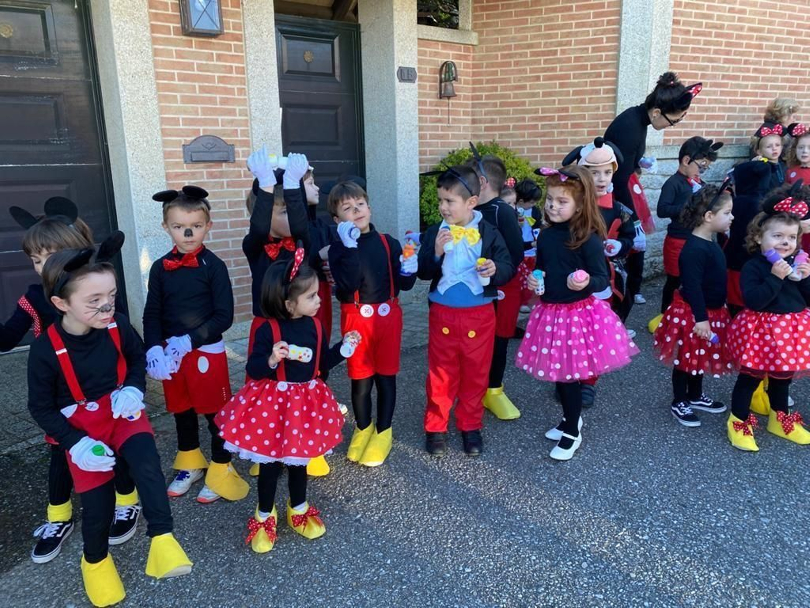 Los pequeños del colegio Ángel de la Guarda desfilaron por la parroquia.