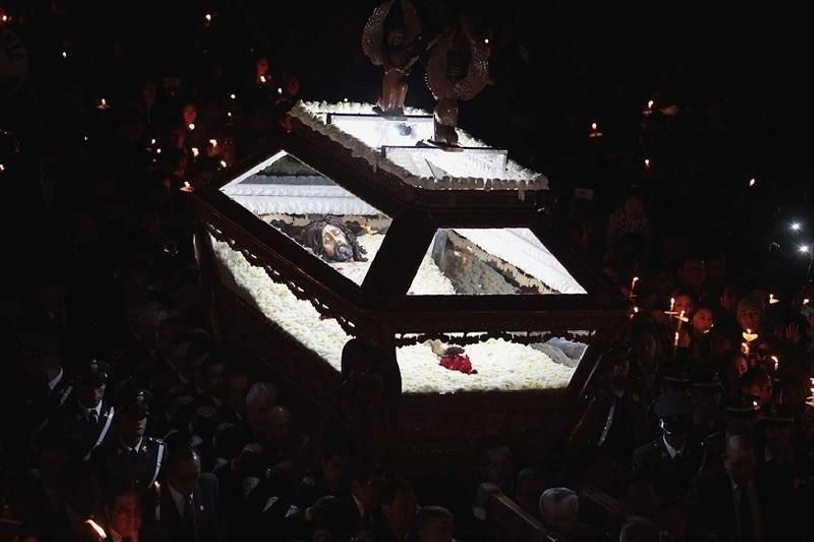 El anda del Señor del Santo Sepulcro recorre la plaza de armas de la ciudad de Ayacucho (Perú)